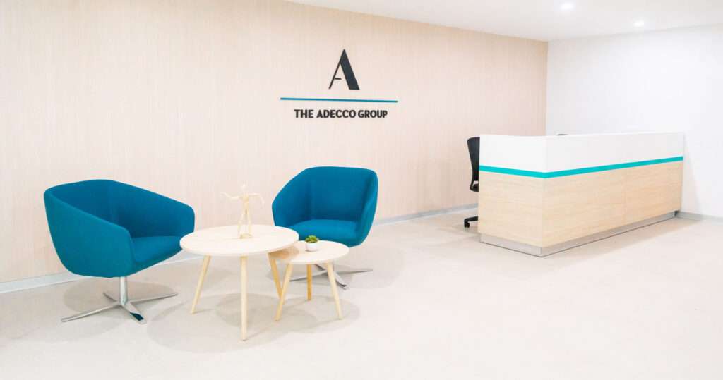 adecco - counter y zona de descanso