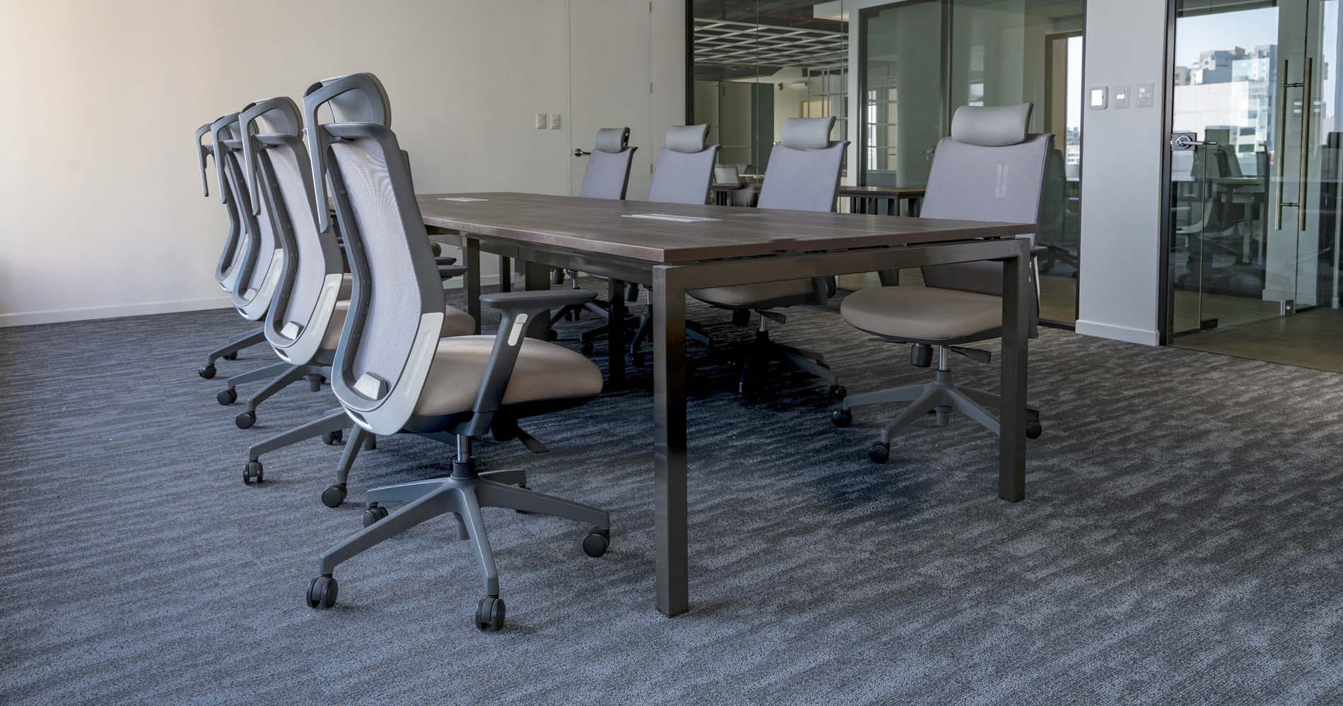 sumitomo - mesas de reuniones equipadas por visso
