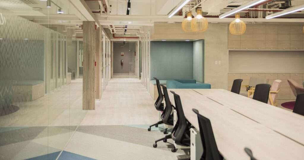 uber - oficinas equipadas por visso con muebles especiales