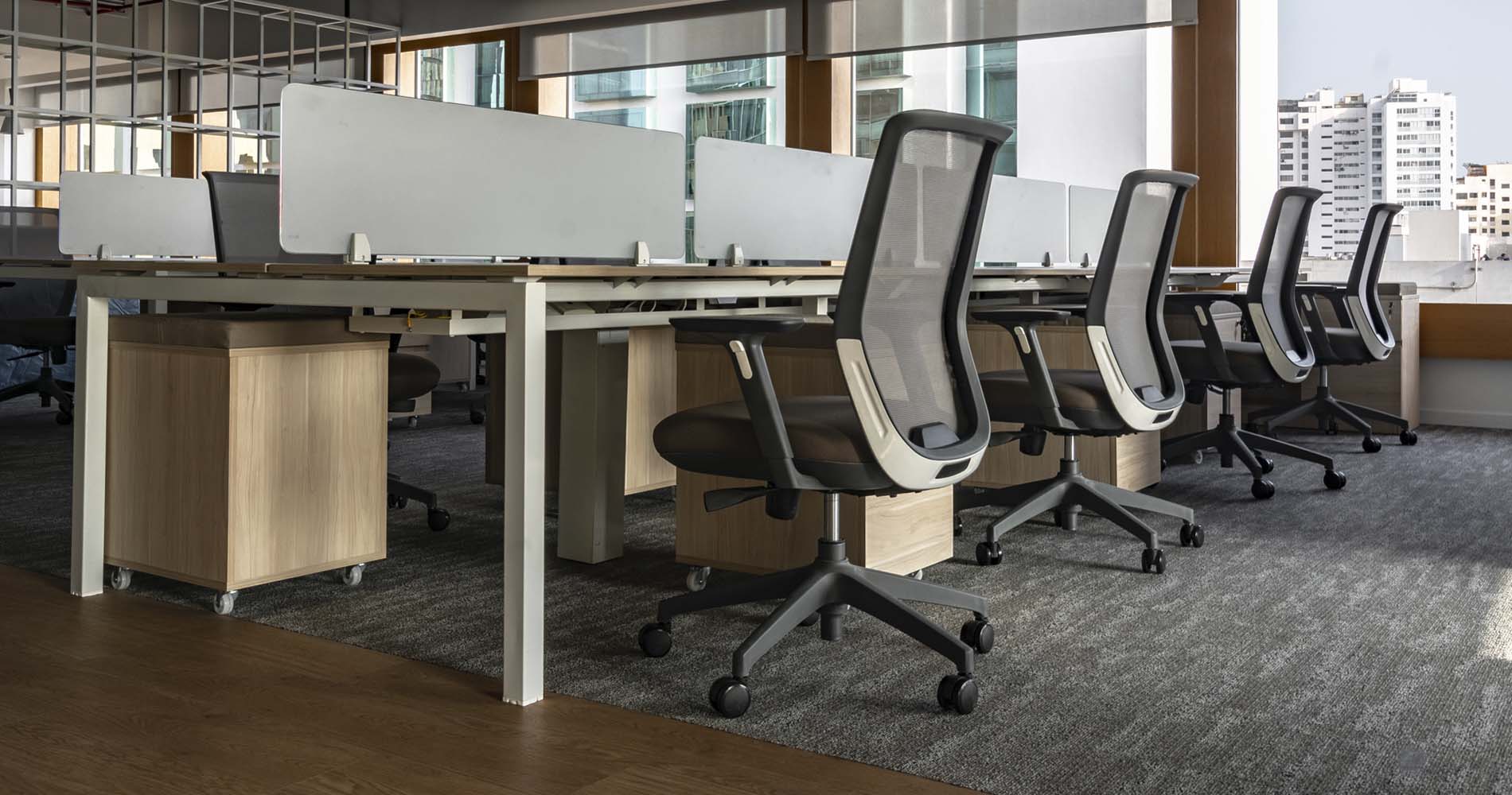 sumitomo - bench quadra+ de 8 puestos acompañada de cajoneras