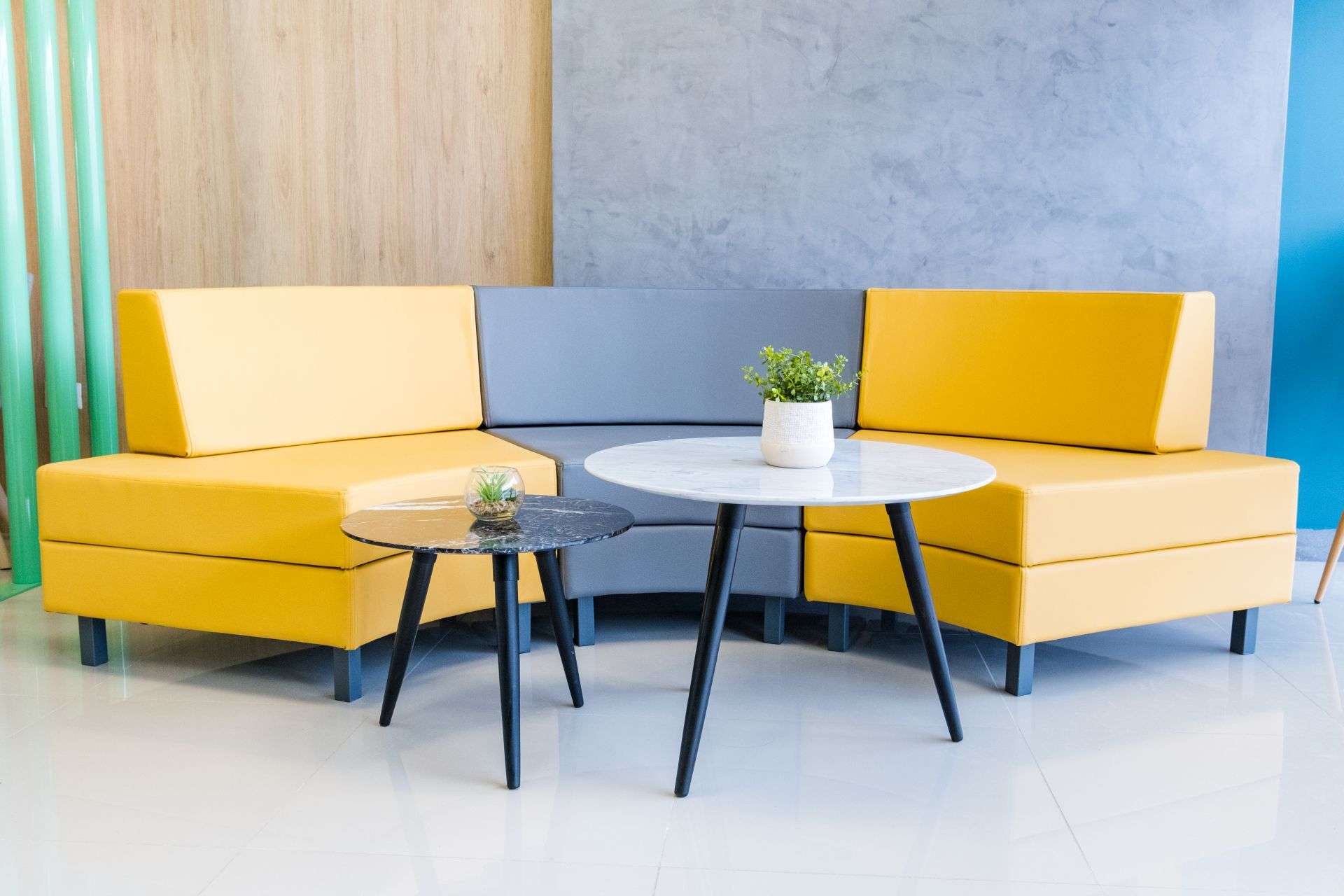 la base cowork huancayo - mesas de centro y silloneria