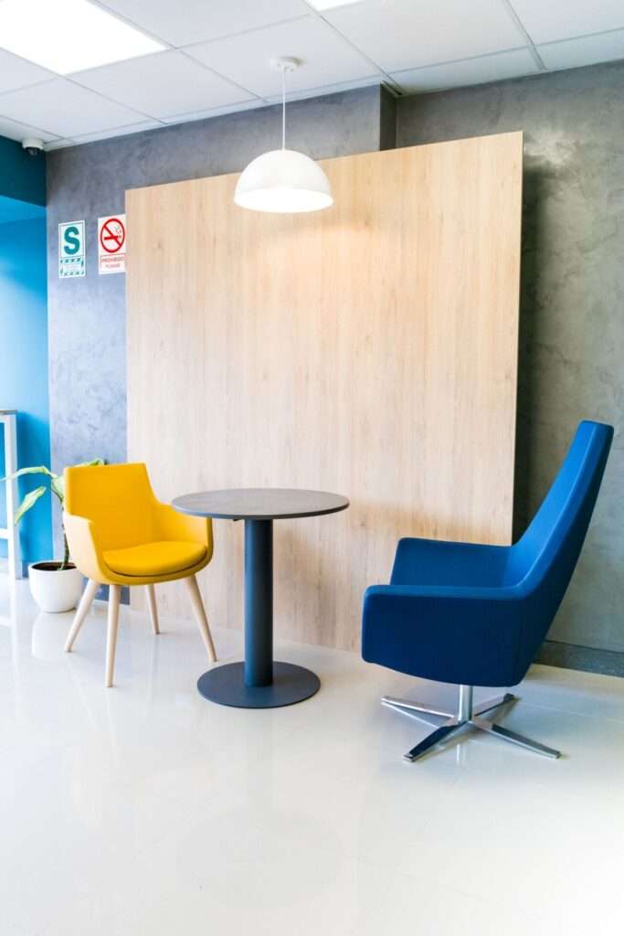 la base cowork huancayo - zonas de descanso equipadas con butacas y mesas redondas