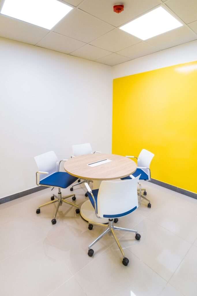 la base cowork huancayo - mesas redondas