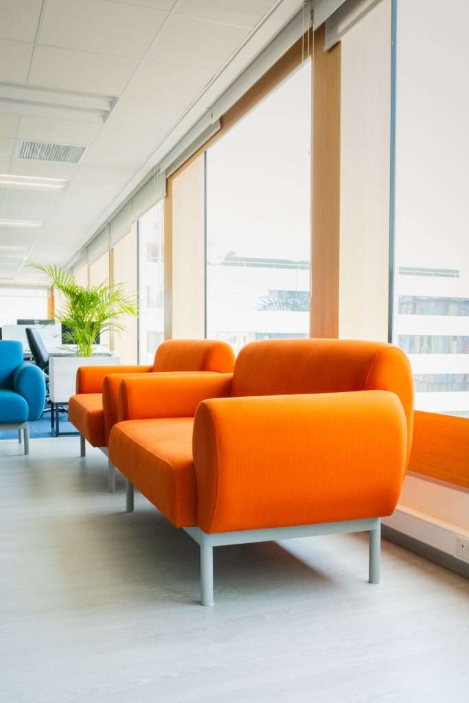 MItsubishi - sillon naranja diseñado en base a la marca