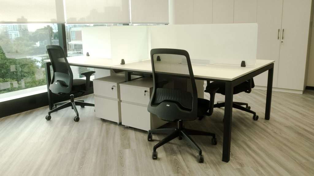 Proyecto Chinalco - bench quadra+ 4 puestos con vallas separadoras y cajoneras