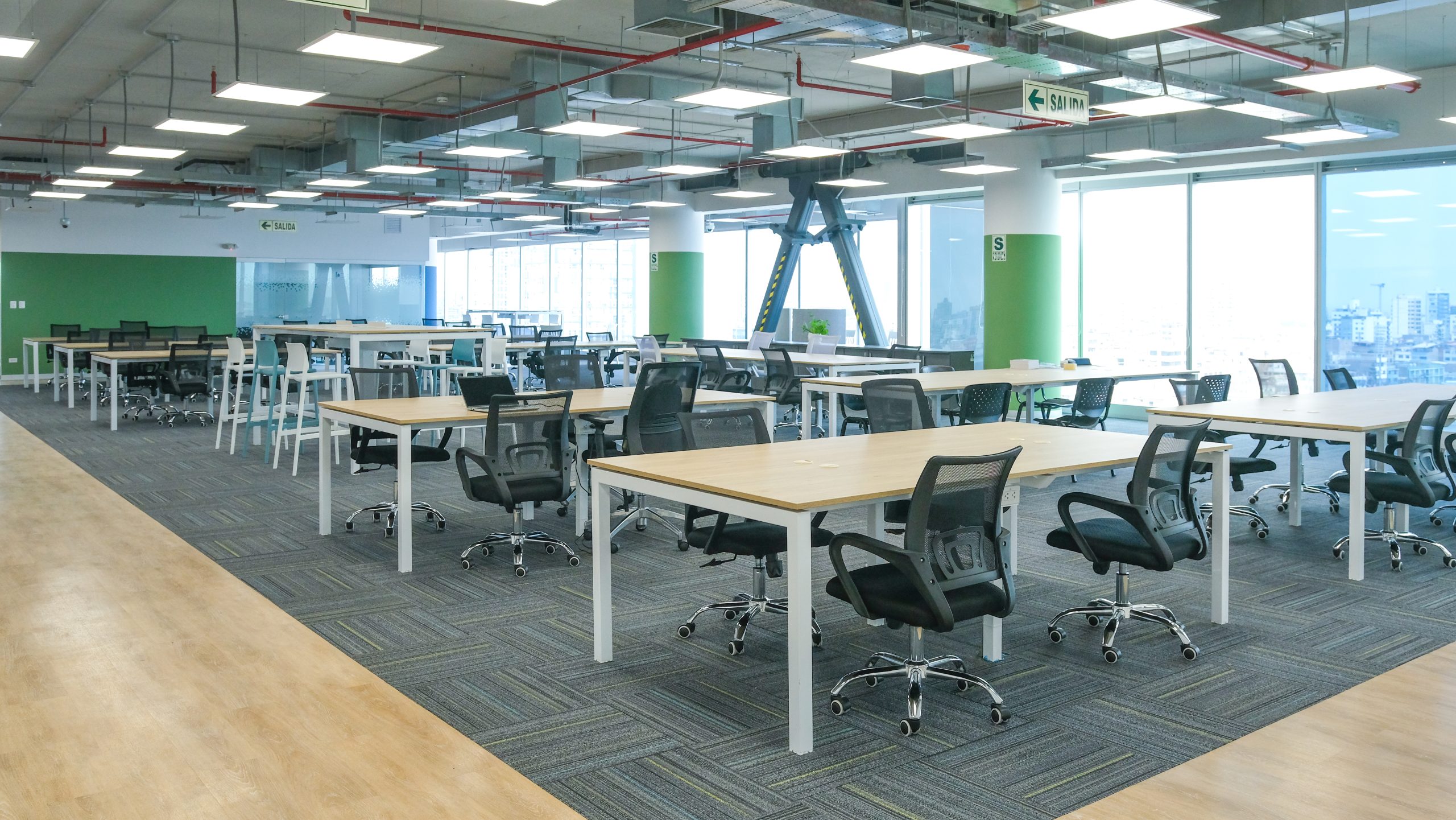 Proyecto San Fernando - espacios de trabajo colaborativo implementadas con mesas bench quadra+