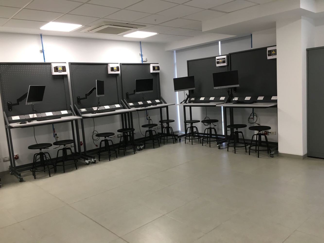 SENATI - muebles especiales para laboratorio