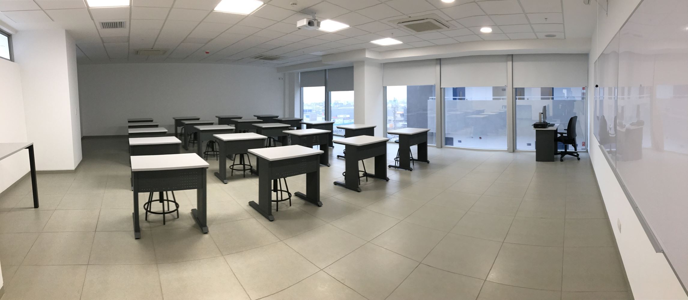 SENATI - mesas diseñadas para salones