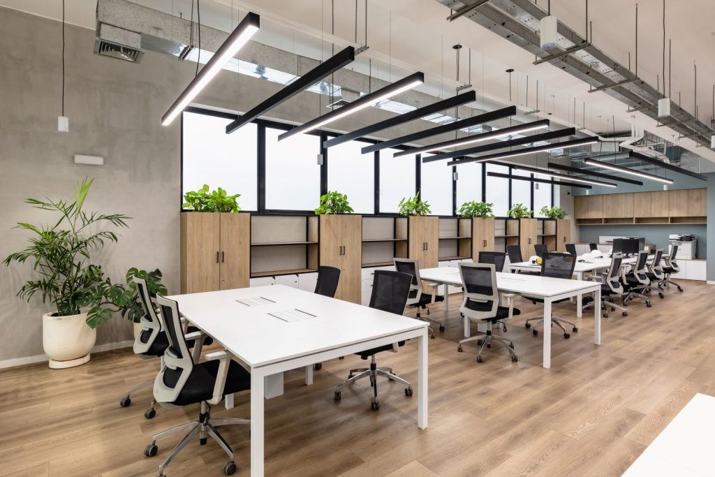 proyecto Rintisa - oficinas implementadas con mesas bench para 4 personas