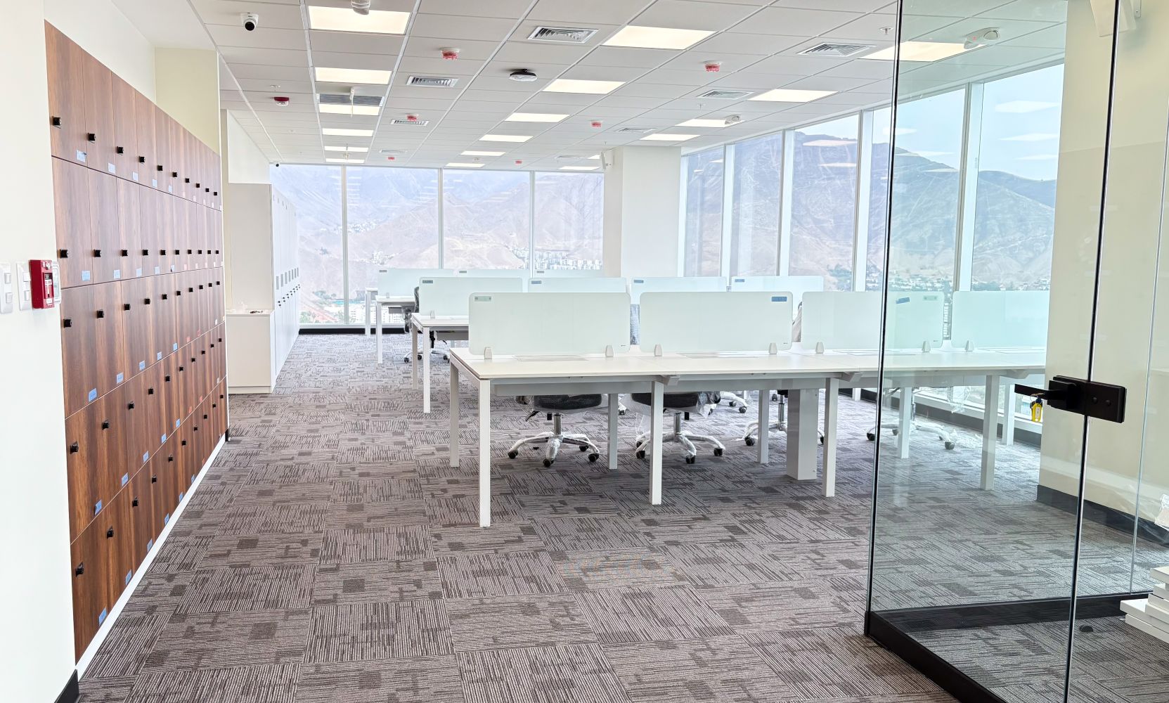 Proyecto Coril - oficinas equipadas con mesas tipo bench quadra+