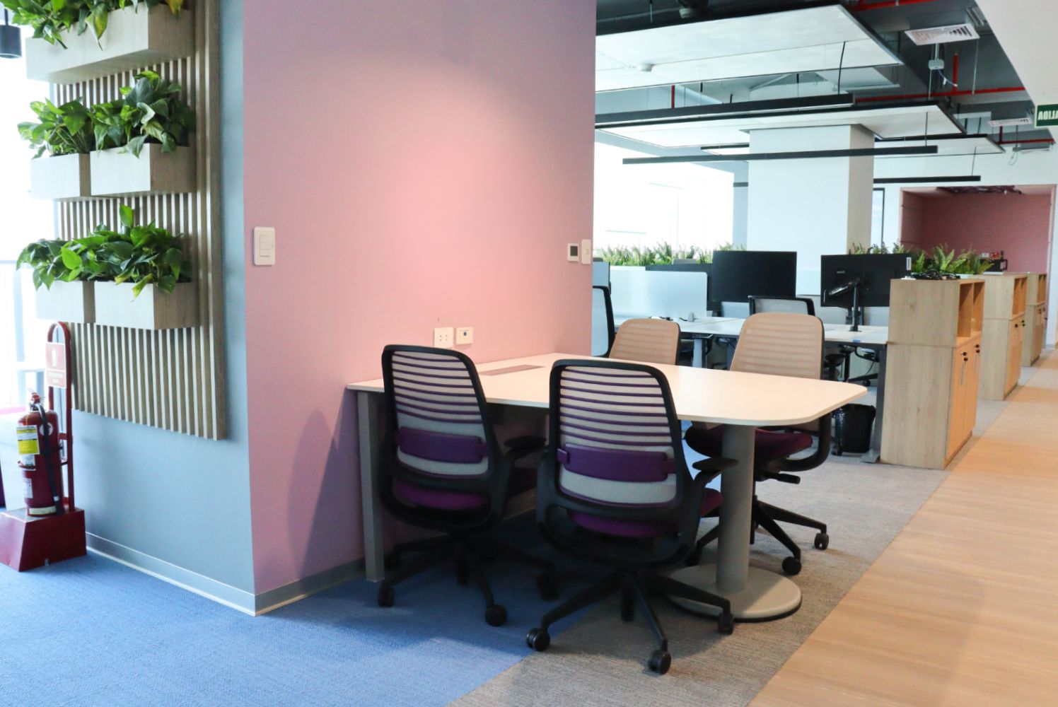 Proyecto Lenovo - mesa trapezoidal equipadas por visso