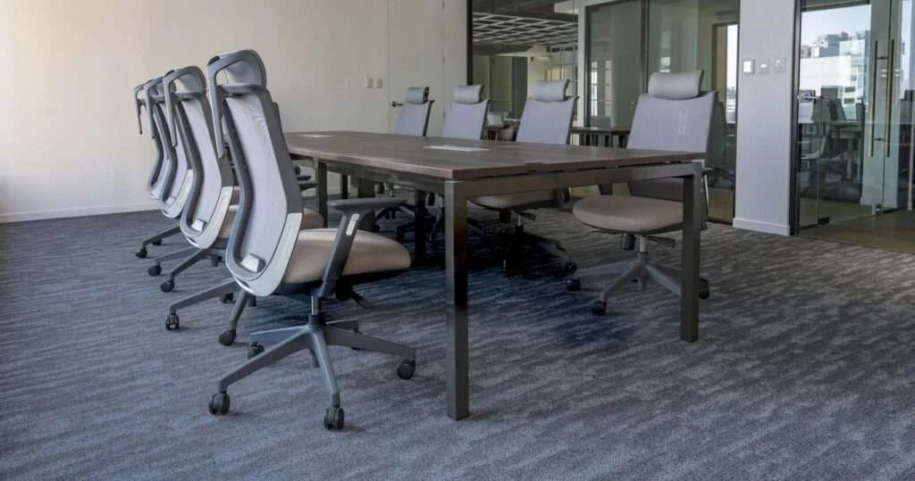 sumitomo - mesas de reuniones con diseño sobrio