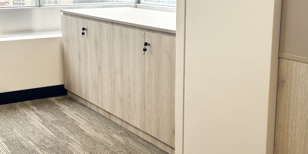 Mueble de oficina con puertas cerradas.