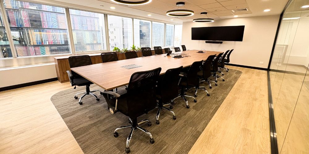 Proyecto Ferrovial - salas de reuniones grandes equipadas