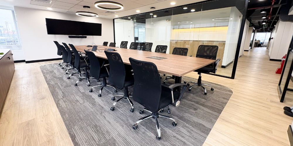 Proyecto Ferrovial - mesas de reuniones equipadas por visso