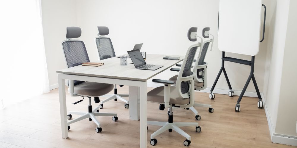 salas de reuniones mesas tipo bench organizar el espacio de trabajo silla ergonómica para oficina