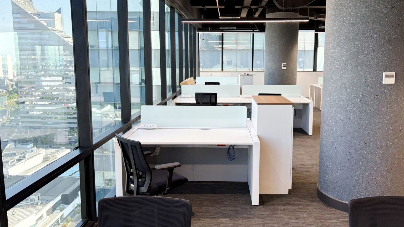 Proyecto Scotiabank - muebles personalizados para estaciones de trabajo